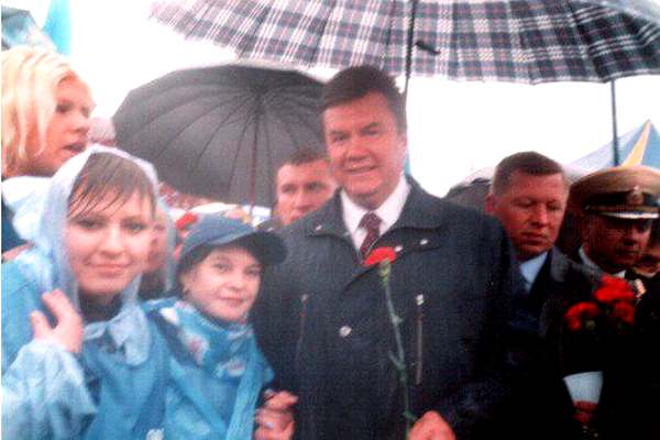 Опасная близость людей Медведчука: на «региональном» митинге, под руку с «самим»..