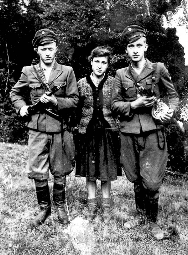 Мирослав Симчич, он же сотенный УПА «Кривонос» (слева). Сотня УПА — аналог роты в нынешних вооруженных силах Украины