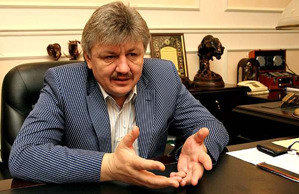 Владимир Сивкович — отец двоих сыновей (младший сын Виктор (1984 г.р.) погиб в автокатастрофе в июле 2009 г. У политика остался старший сын Александр (1982 г.р.), который сегодня «зарабатывает» на тендерах, организуемых его отцом в СНБО).