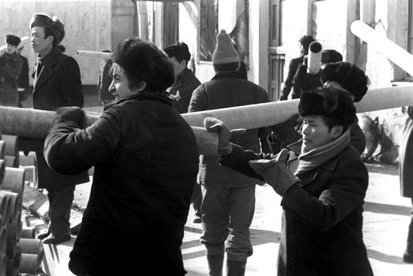 Строительство здания пресс-центра на Зубовском бульваре, д. 4. В СССР проблему с нехваткой рабочих также решали за счет гастарбайтеров: тогда из Вьетнама. Москва, апрель 1979 г.