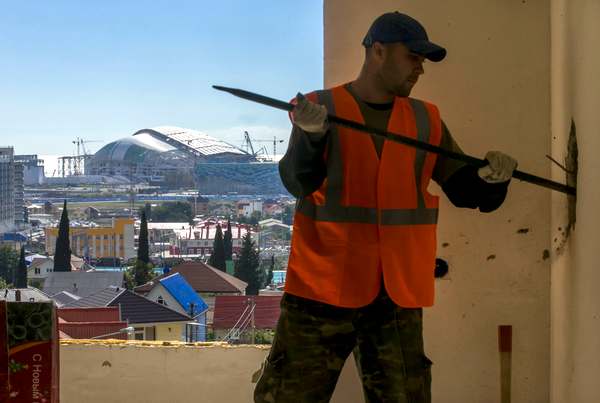 Имеретинская низменность. По разным оценкам, до 70% рабочих на олимпийской стройке были приезжими из Центральной Азии, Молдовы и Украины. Октябрь 2013 г.