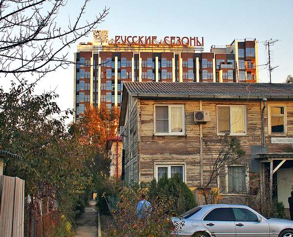 Посреди олимпийской стройки до сих пор можно найти нерасселенные бараки, просто огороженные забором. Имеретинская низменность, село Таврическое, декабрь 2013 г.