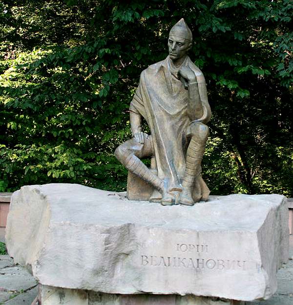 Львовский памятник Юрию Великановичу — члену КПЗУ, редактору интербригадовских газет. Характерная пилотка бойца-республиканца