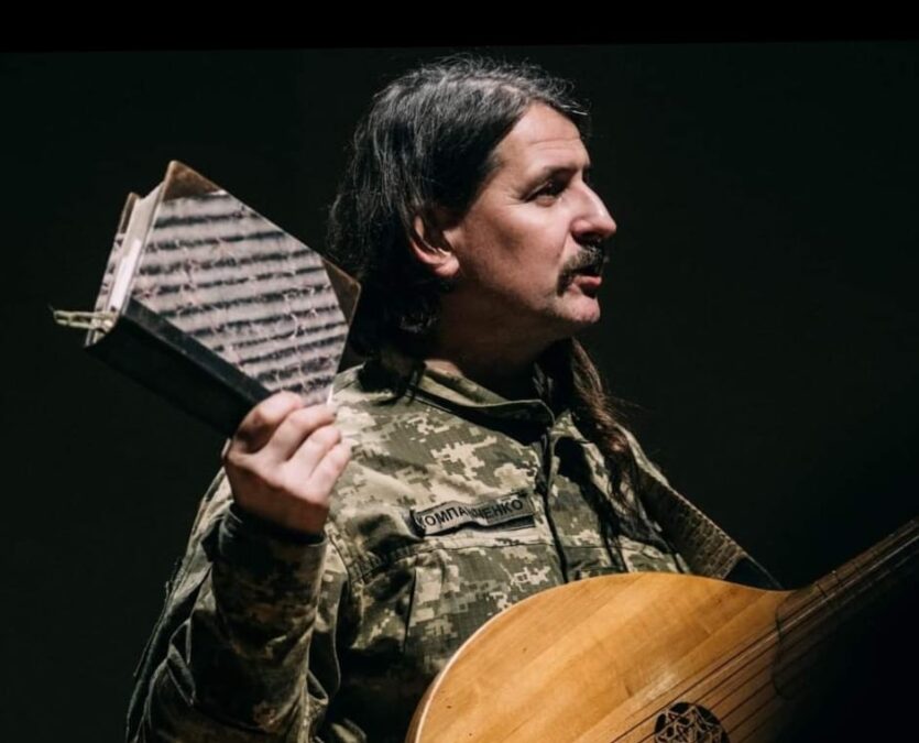 “Заповіт” лунає на кожному похованні військового, куди запрошують колектив “Хорея Козацька”. Фото з особистого архіву Тараса Компаніченка