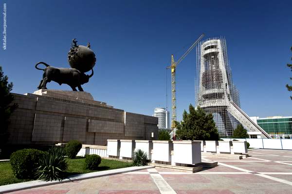 Бык символизирует силу земли, люди на шаре слева — жертв землетрясения, а маленький ребенок — это Туркменбаши, попавший под это землетрясение ребенком и потерявший в нем свою мать и двух братьев. Он остался полным сиротой, так как отец еще раньше погиб во времяя войны на Кавказе в 1943-м.