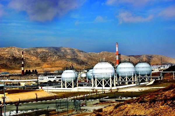 Туркменбашинский нефтеперерабатывающий завод и нефтехранилища.