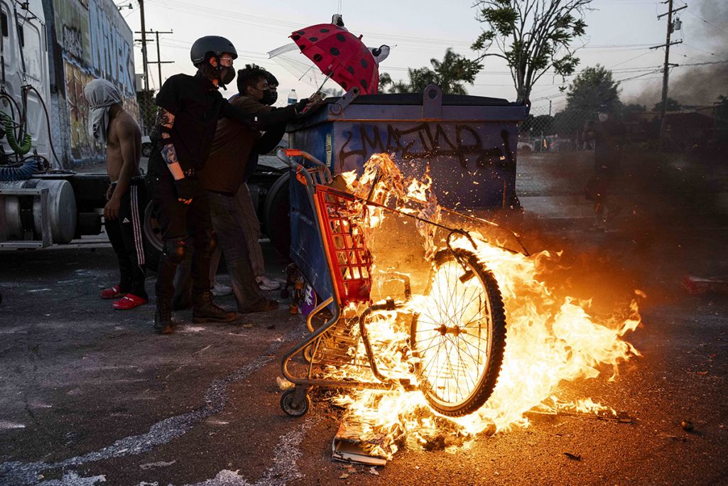 Візок горить, поки протестувальники захищаються від гранат зі спалахом, випущених департаментом шерифів у Парамаунті, Каліфорнія, США, 7 червня 2025 року. Фото: Jon Putman / Anadolu via Getty Images