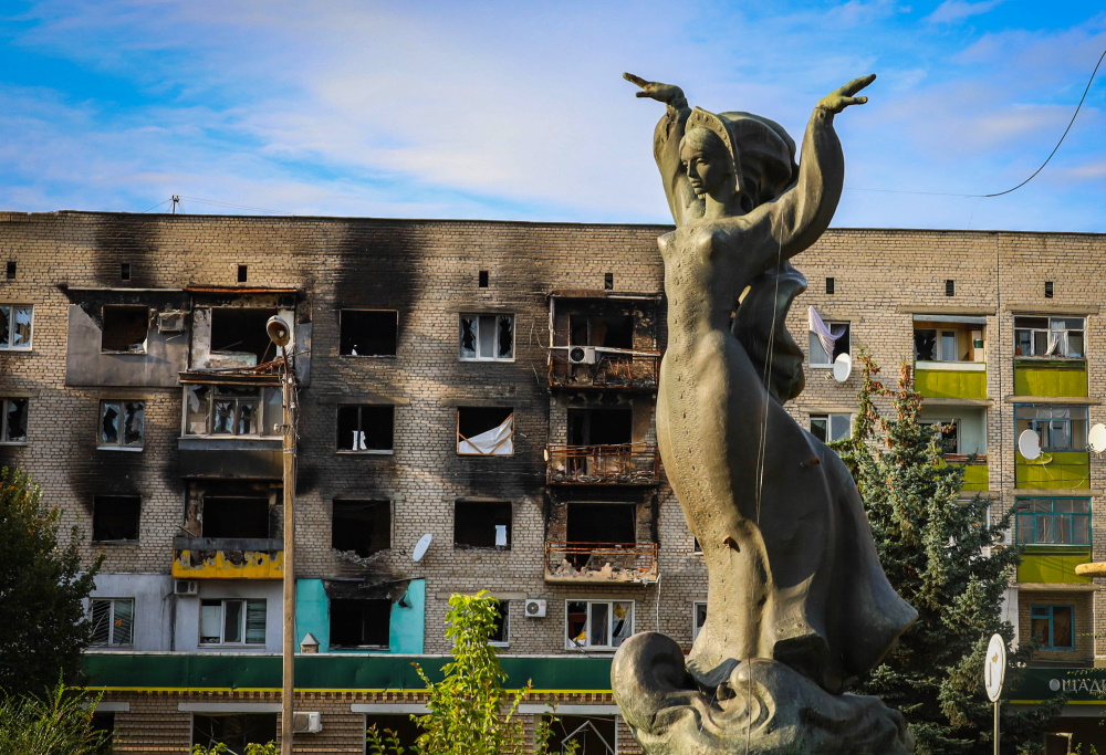 За оцінками експертів, внаслідок російського вторгнення в Україні пошкоджені чи зруйновані понад 2,5 млн домогосподарств (13% усього житлового фонду), загальна вартість збитків сягнула 84 млрд доларів США (ФОТО: ОЛЕНА МАКСИМЕНКО/НОВИНАРНЯ)