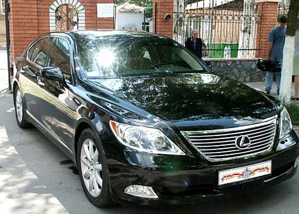 Судя по вензелю "МВ", этот "Лексус" обслуживает митрополита Владимира. Фото УП