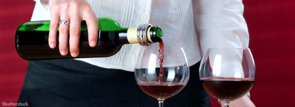 Прежде чем откупорить бутылку, ее следует привести в вертикальное положение