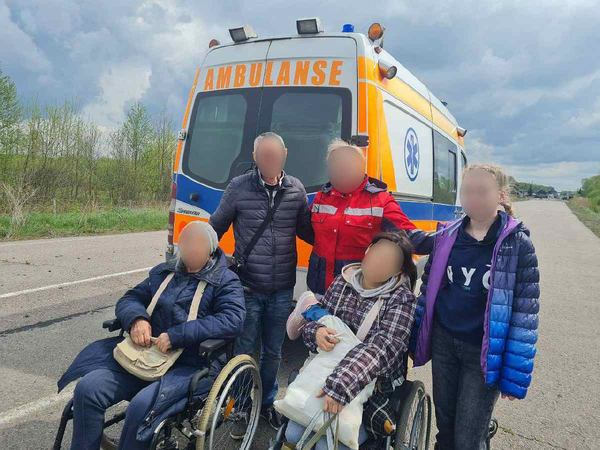 Родина, вивезена з лівобережжя Херсонщини волонтерами HUMANITY. Фото надав Стефан Воронцов