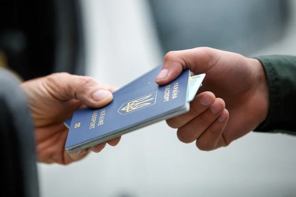 Для виїзду за кордон з документів необхідно мати закордонний паспорт та офіційний лист-погодження на виїздUkrinform/Future Publishing via Getty Images