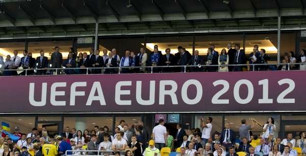 Гол! Но президент не позволяет себе широко улыбаться — и почти никто из его свиты тоже. Надо соблюдать статусность.