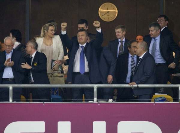 Гол! Но президент не позволяет себе широко улыбаться — и почти никто из его свиты тоже. Надо соблюдать статусность.