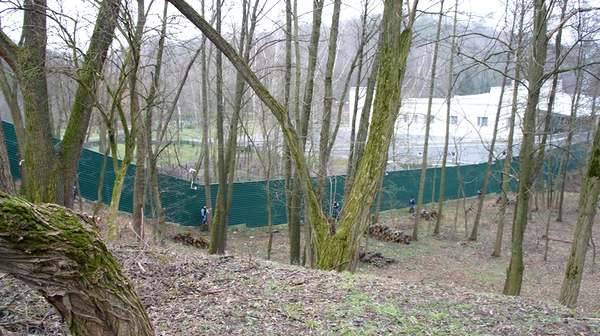 «Беркуту» нашли достойную работу - охранять забор Януковича