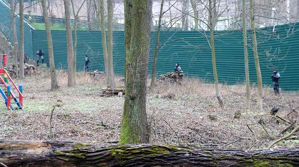 «Беркуту» нашли достойную работу - охранять забор Януковича