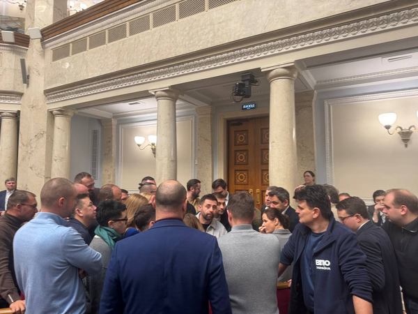 Депутати фракції «Слуга народу» навколо центру змови — Давида Арахамії, Верховна рада, 19 листопада 2025 року / Ярослав Железняк Telegram